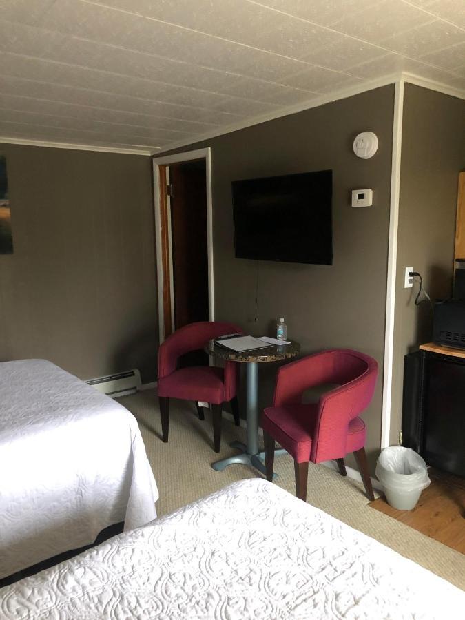 Motel Oakes 2*